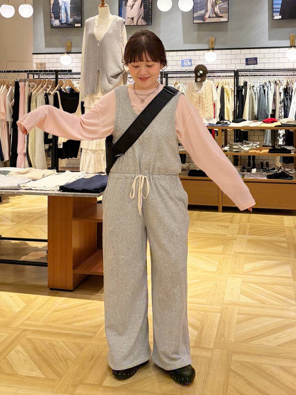 ピンク系のTシャツ/カットソー、ブラック系のサンダル、ブラック系のショルダーバッグを着用したレディースの春コーディネートの6枚目の写真