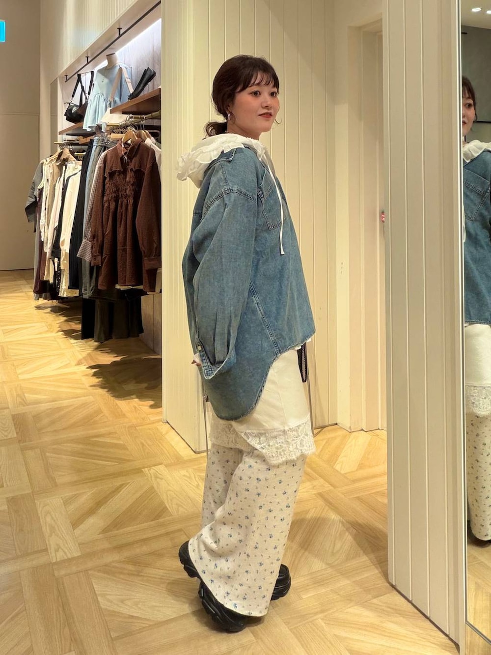 ホワイト系のシャツ/ブラウス、ブルー系のシャツ/ブラウス、ブラック系のローファーを着用したレディースの秋コーディネートの2枚目の写真