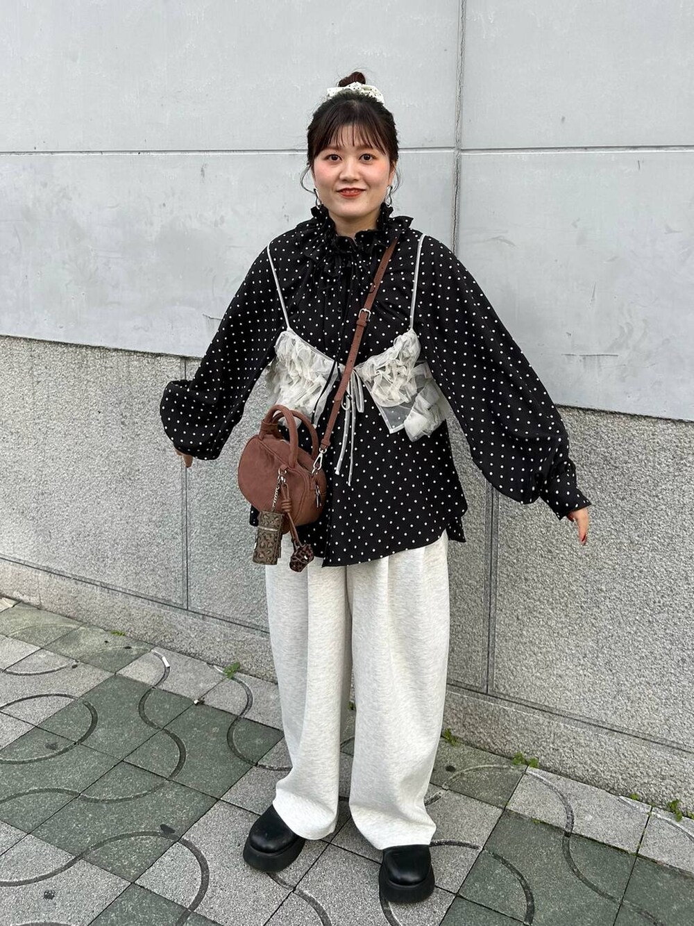 グレー系のスウェットパンツ、ブラック系のサンダル、ブラウン系のボストンバッグを着用したレディースの秋コーディネートの6枚目の写真