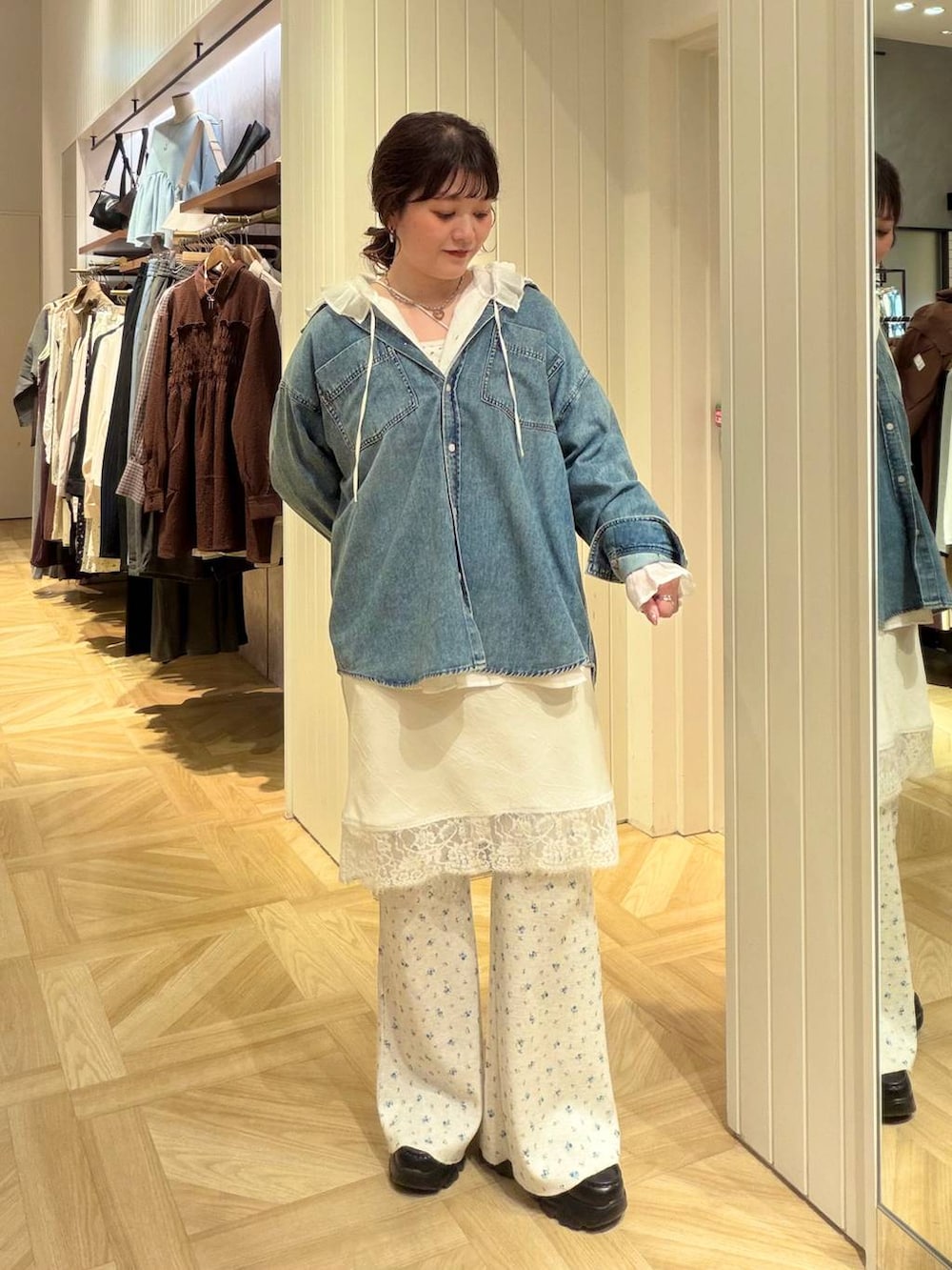 ホワイト系のシャツ/ブラウス、ブルー系のシャツ/ブラウス、ブラック系のローファーを着用したレディースの秋コーディネートの5枚目の写真