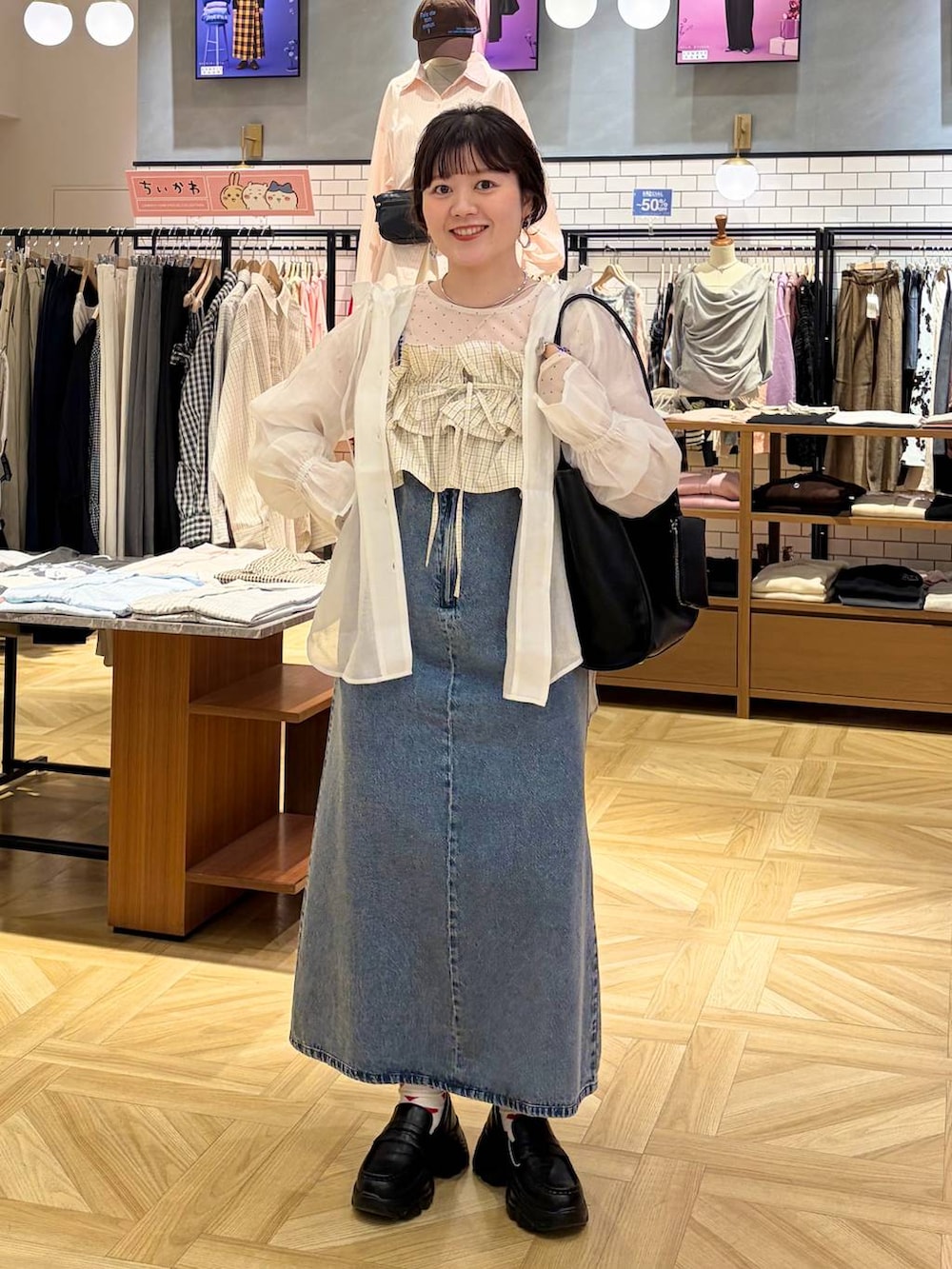 ホワイト系のシャツ/ブラウス、ホワイト系のTシャツ/カットソー、ブラック系のローファーを着用したレディースの冬コーディネートの6枚目の写真