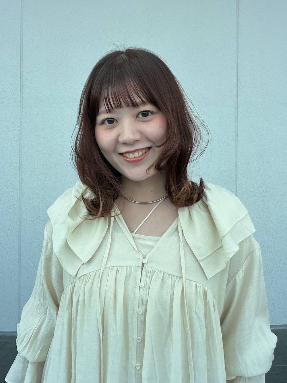 グレー系のスウェットパンツ、ブラック系のサンダル、ホワイト系のキャミソールを着用したレディースの春コーディネートの6枚目の写真