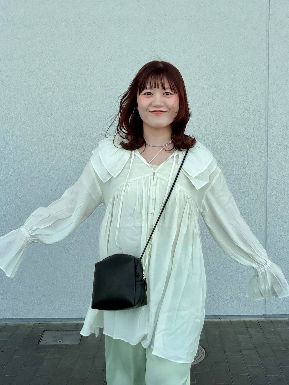 ブラック系のサンダル、ホワイト系のキャミソール、ホワイト系のシャツ/ブラウスを着用したレディースの春コーディネートの6枚目の写真