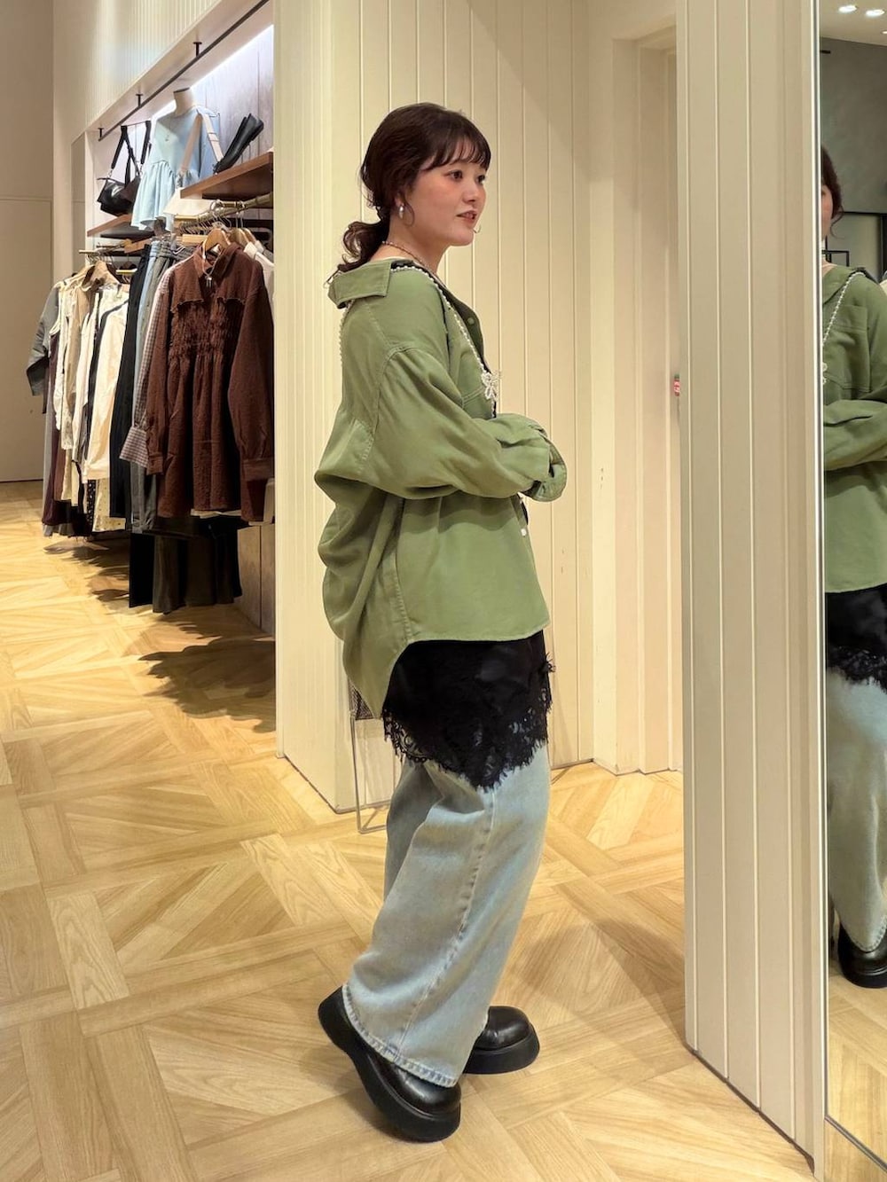 ブラック系のキャミソール、ブルー系のデニムパンツ、グリーン系のシャツ/ブラウスを着用したレディースの秋コーディネートの2枚目の写真