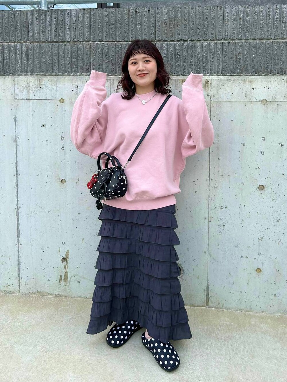 グレー系のスカート、その他のボストンバッグ、ホワイト系のネックレスを着用したレディースの冬コーディネートの2枚目の写真