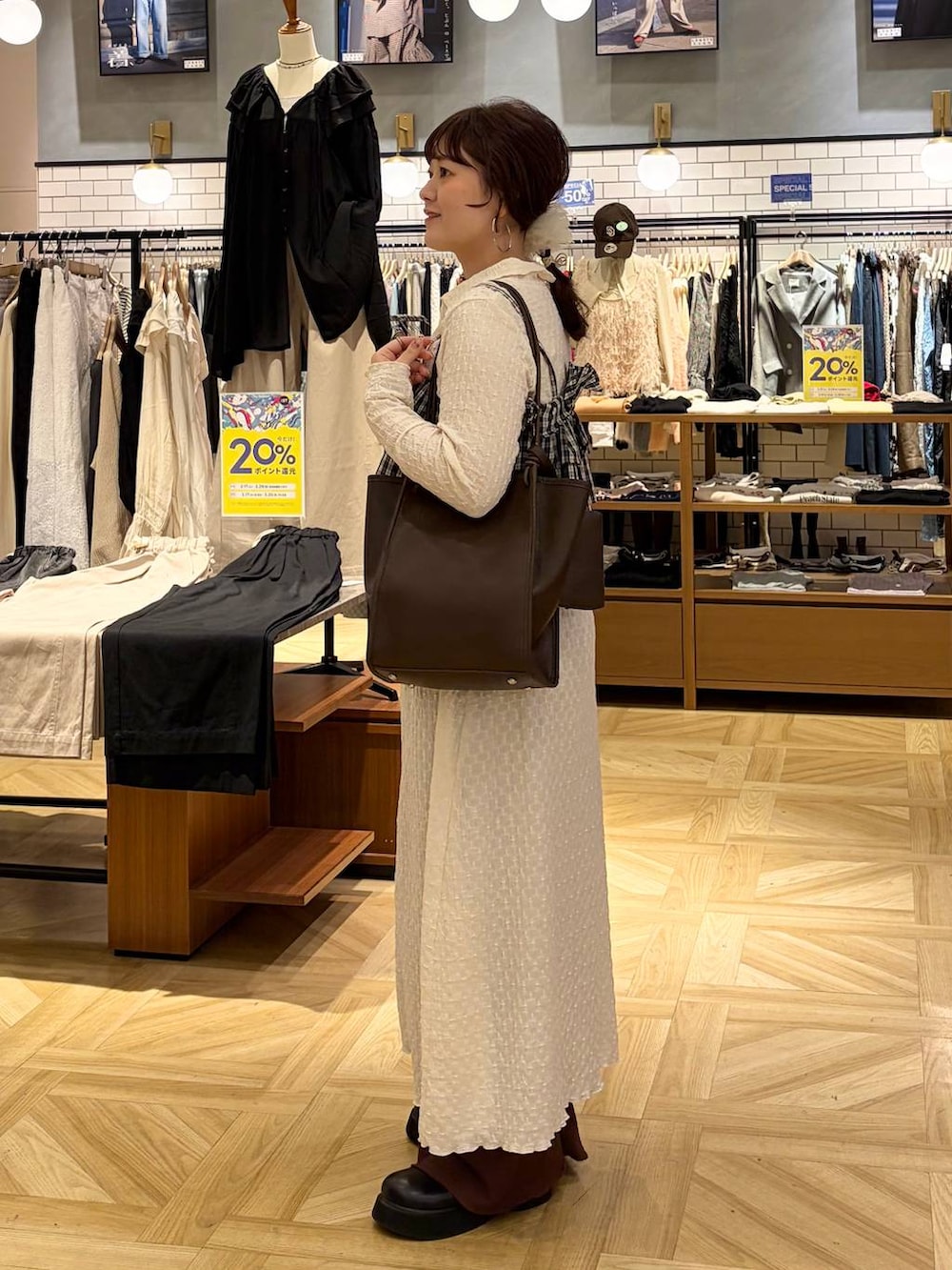 ブラック系のサンダル、ブラック系のキャミソール、ブラウン系のその他パンツを着用したレディースの春コーディネートの3枚目の写真