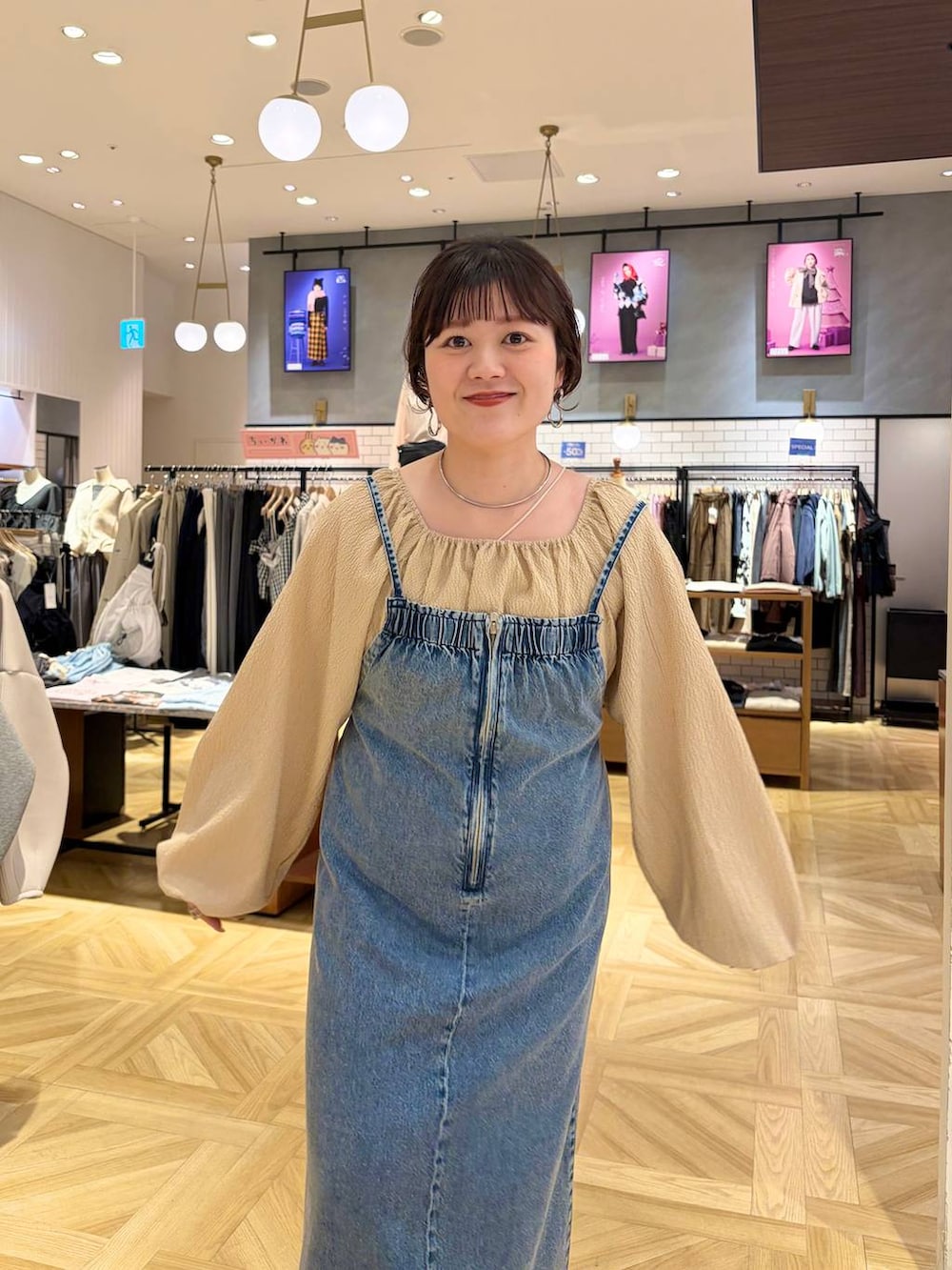 ブラック系のローファー、ブルー系のワンピース、ブラック系のトートバッグを着用したレディースの冬コーディネートの6枚目の写真