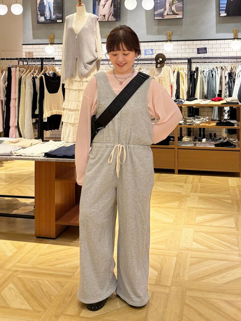 ピンク系のTシャツ/カットソー、ブラック系のサンダル、ブラック系のショルダーバッグを着用したレディースの春コーディネートの8枚目の写真