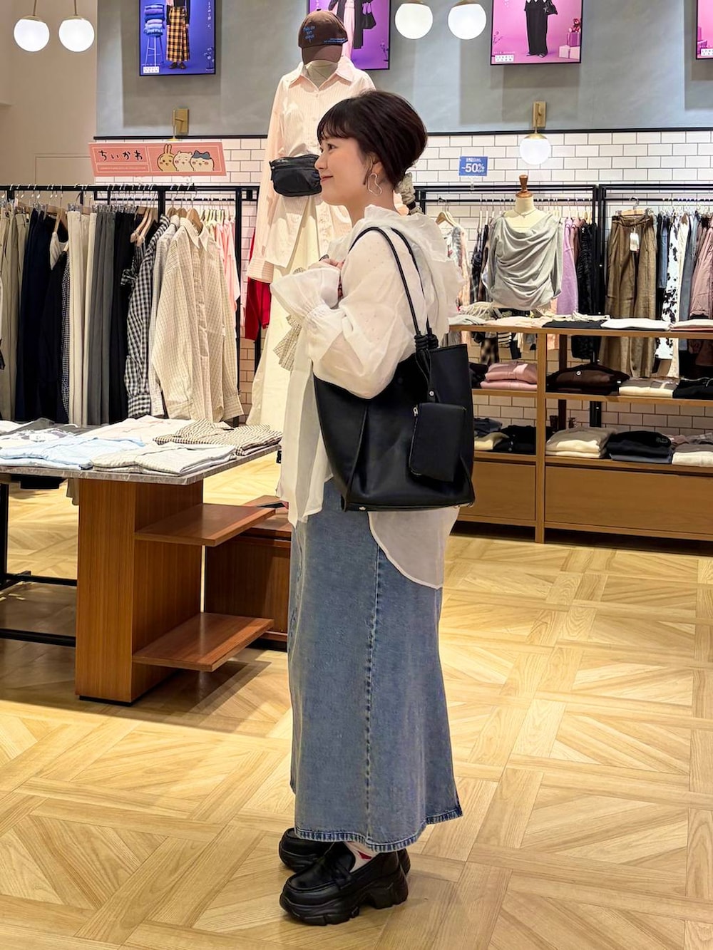 ホワイト系のシャツ/ブラウス、ホワイト系のTシャツ/カットソー、ブラック系のローファーを着用したレディースの冬コーディネートの3枚目の写真