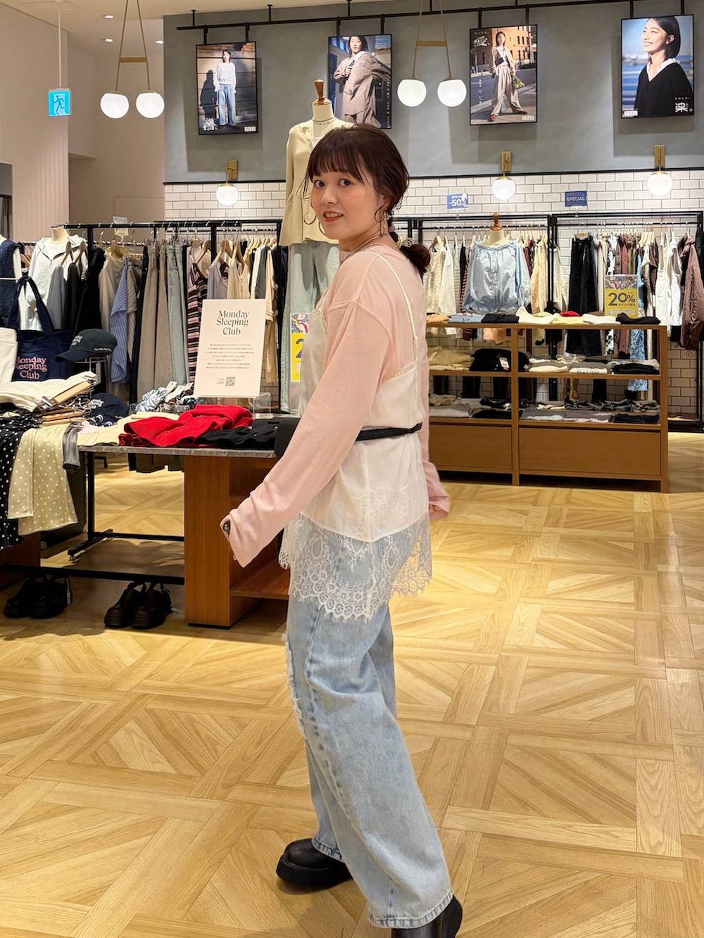 ブラック系のサンダル、ホワイト系のキャミソール、ピンク系のTシャツ/カットソーを着用したレディースの春コーディネートの6枚目の写真