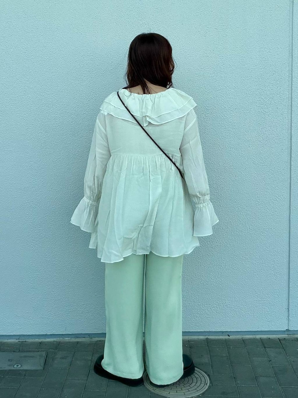 ブラック系のサンダル、ホワイト系のキャミソール、ホワイト系のシャツ/ブラウスを着用したレディースの春コーディネートの4枚目の写真