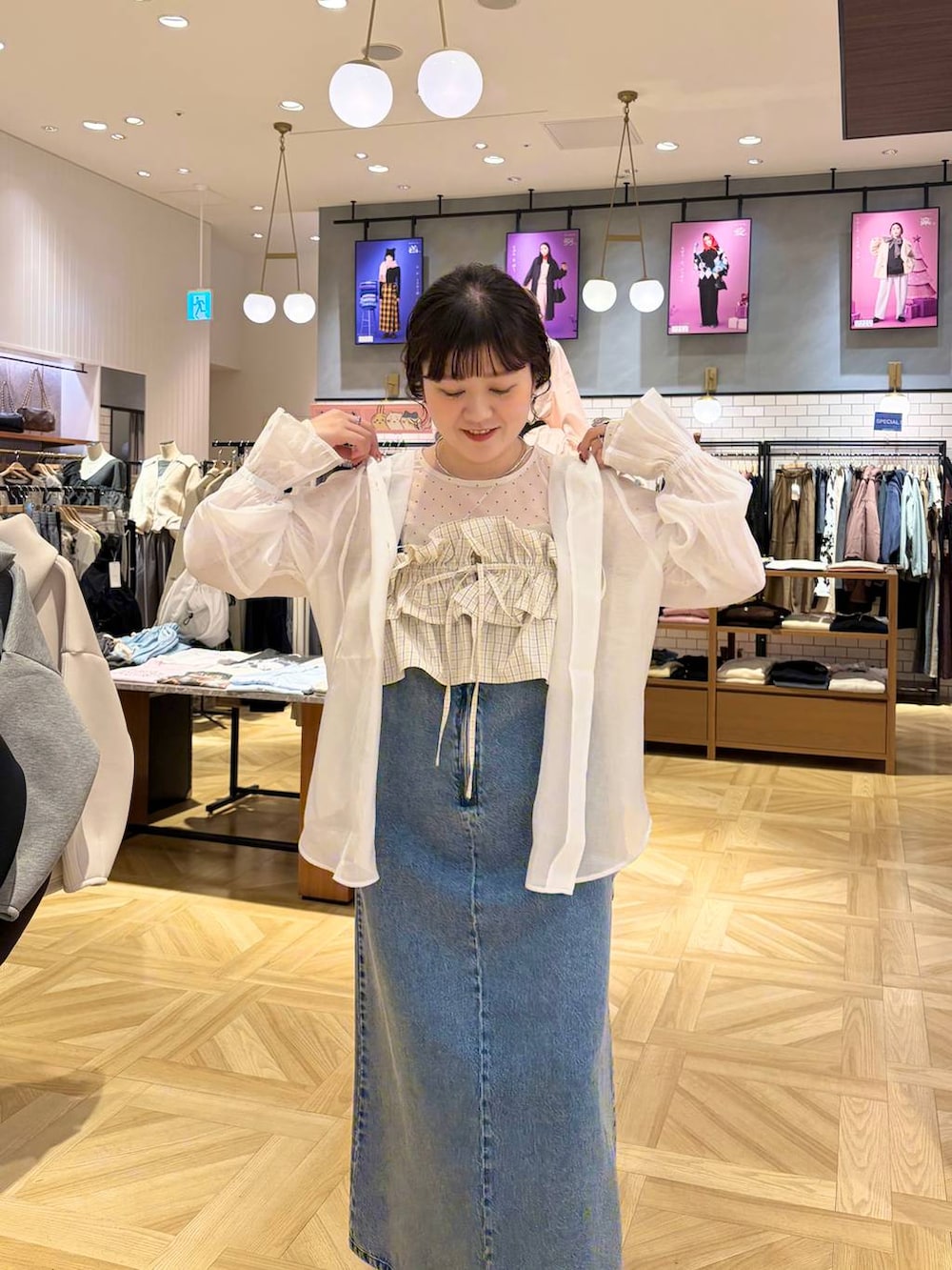 ホワイト系のシャツ/ブラウス、ホワイト系のTシャツ/カットソー、ブラック系のローファーを着用したレディースの冬コーディネートの7枚目の写真