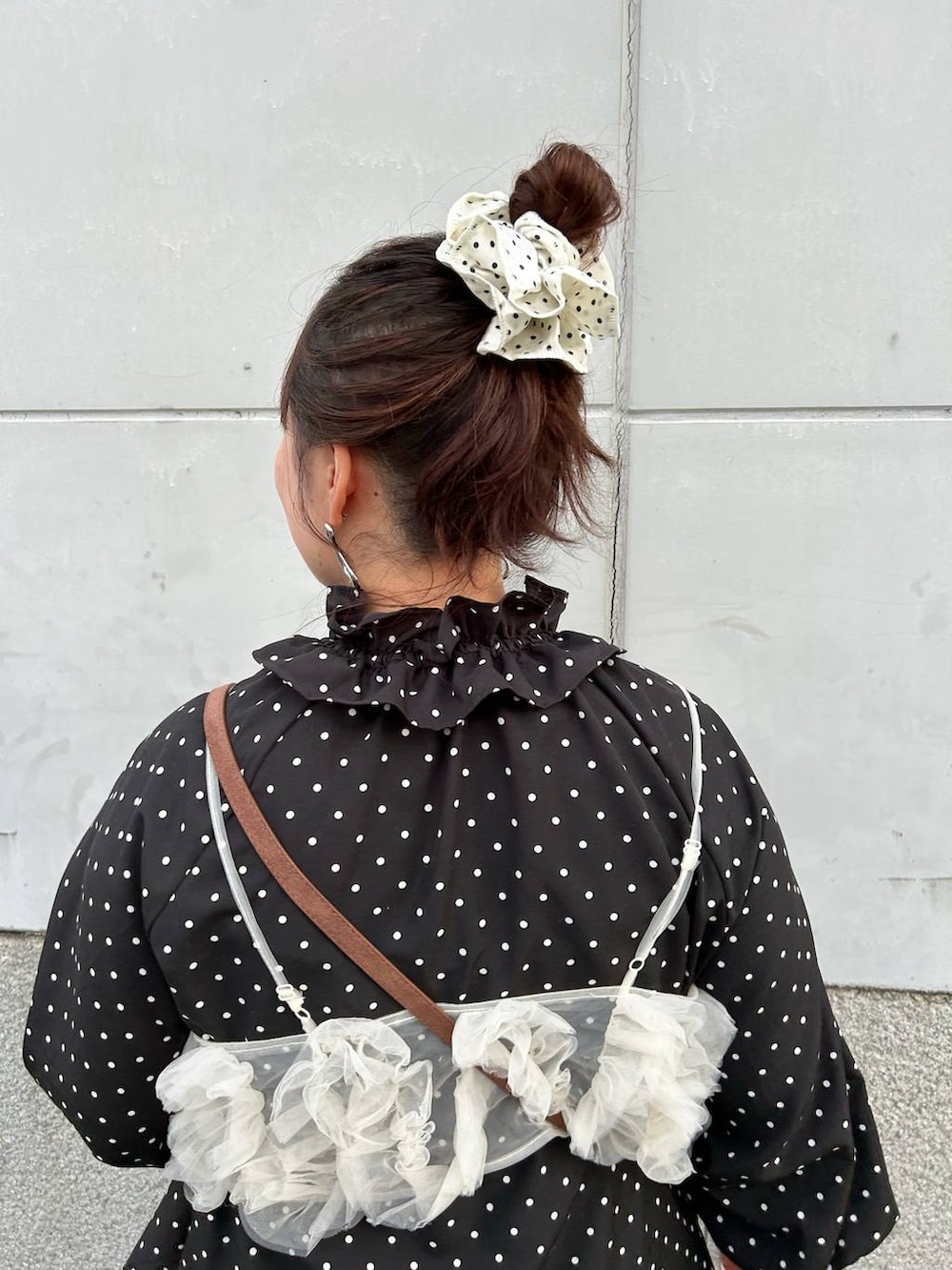 グレー系のスウェットパンツ、ブラック系のサンダル、ブラウン系のボストンバッグを着用したレディースの秋コーディネートの8枚目の写真