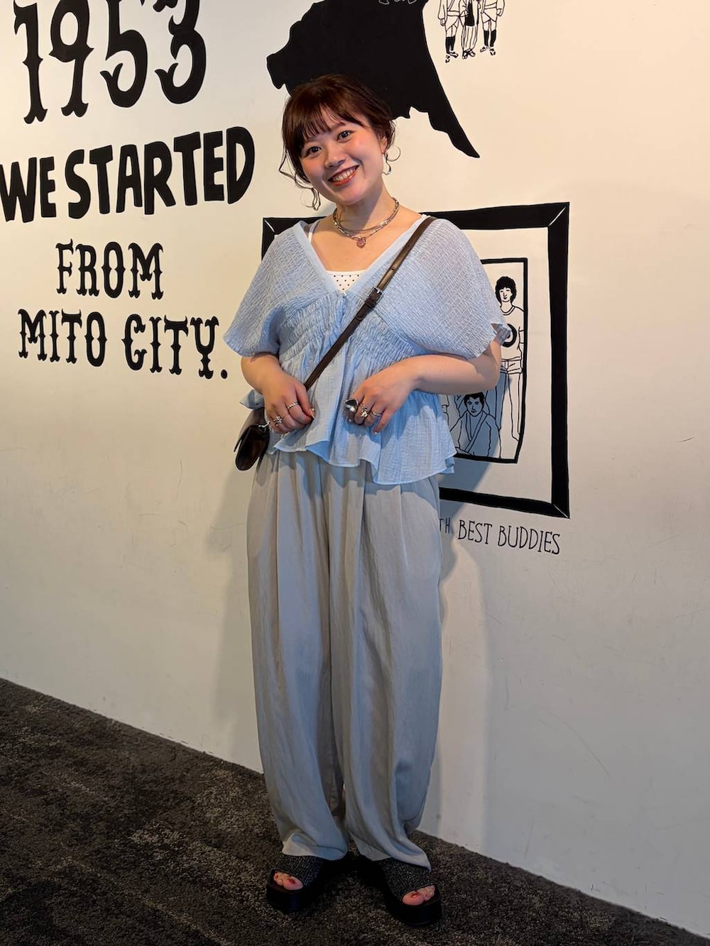 ブラック系のサンダル、ブラウン系のボディバッグ/ウエストポーチ、ホワイト系のその他パンツを着用したレディースの春コーディネートの6枚目の写真