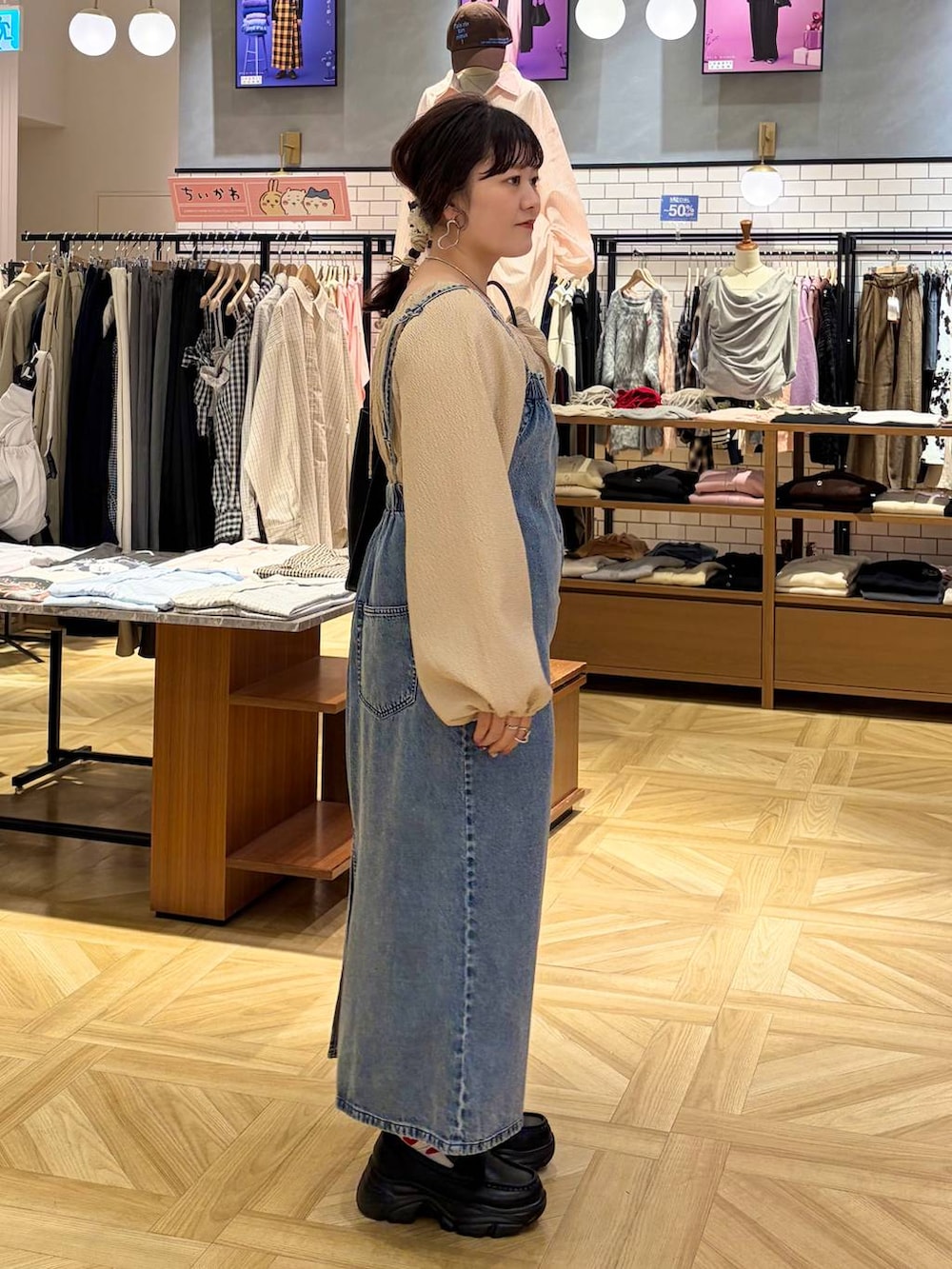 ブラック系のローファー、ブルー系のワンピース、ブラック系のトートバッグを着用したレディースの冬コーディネートの5枚目の写真