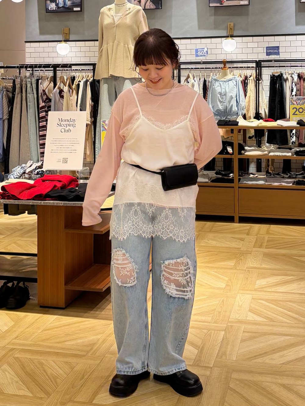 ブラック系のサンダル、ホワイト系のキャミソール、ピンク系のTシャツ/カットソーを着用したレディースの春コーディネートの2枚目の写真