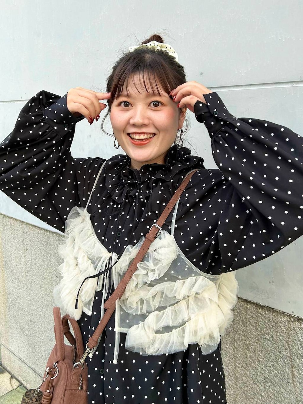 グレー系のスウェットパンツ、ブラック系のサンダル、ブラウン系のボストンバッグを着用したレディースの秋コーディネートの3枚目の写真