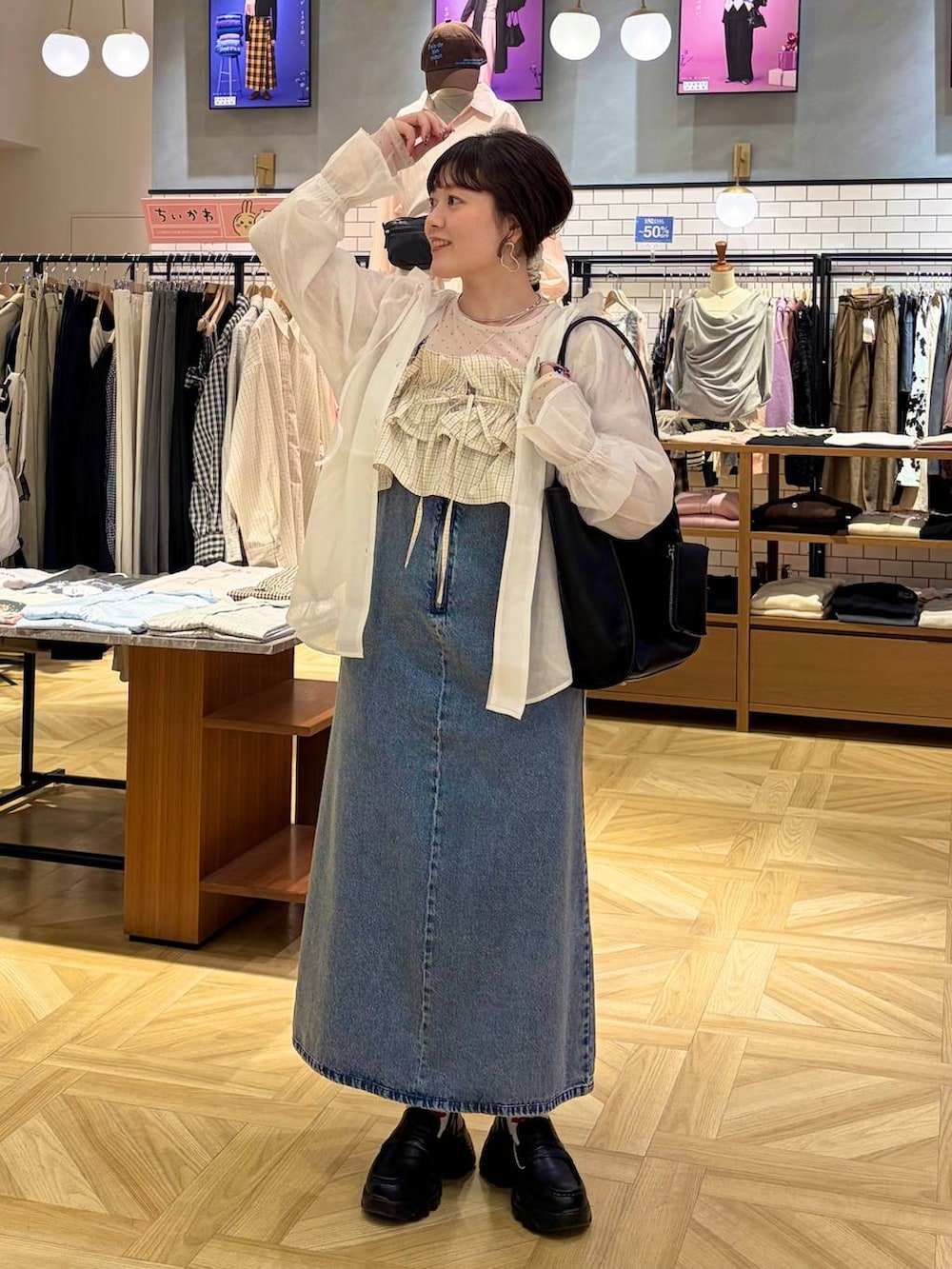 ホワイト系のシャツ/ブラウス、ホワイト系のTシャツ/カットソー、ブラック系のローファーを着用したレディースの冬コーディネートの2枚目の写真