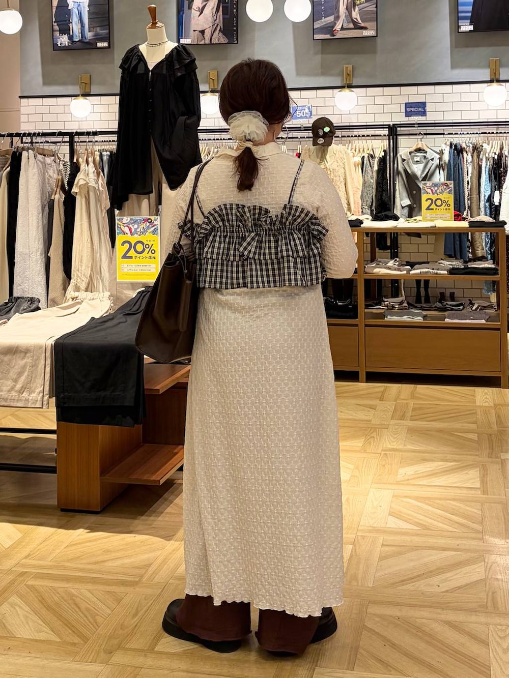 ブラック系のサンダル、ブラック系のキャミソール、ブラウン系のその他パンツを着用したレディースの春コーディネートの4枚目の写真