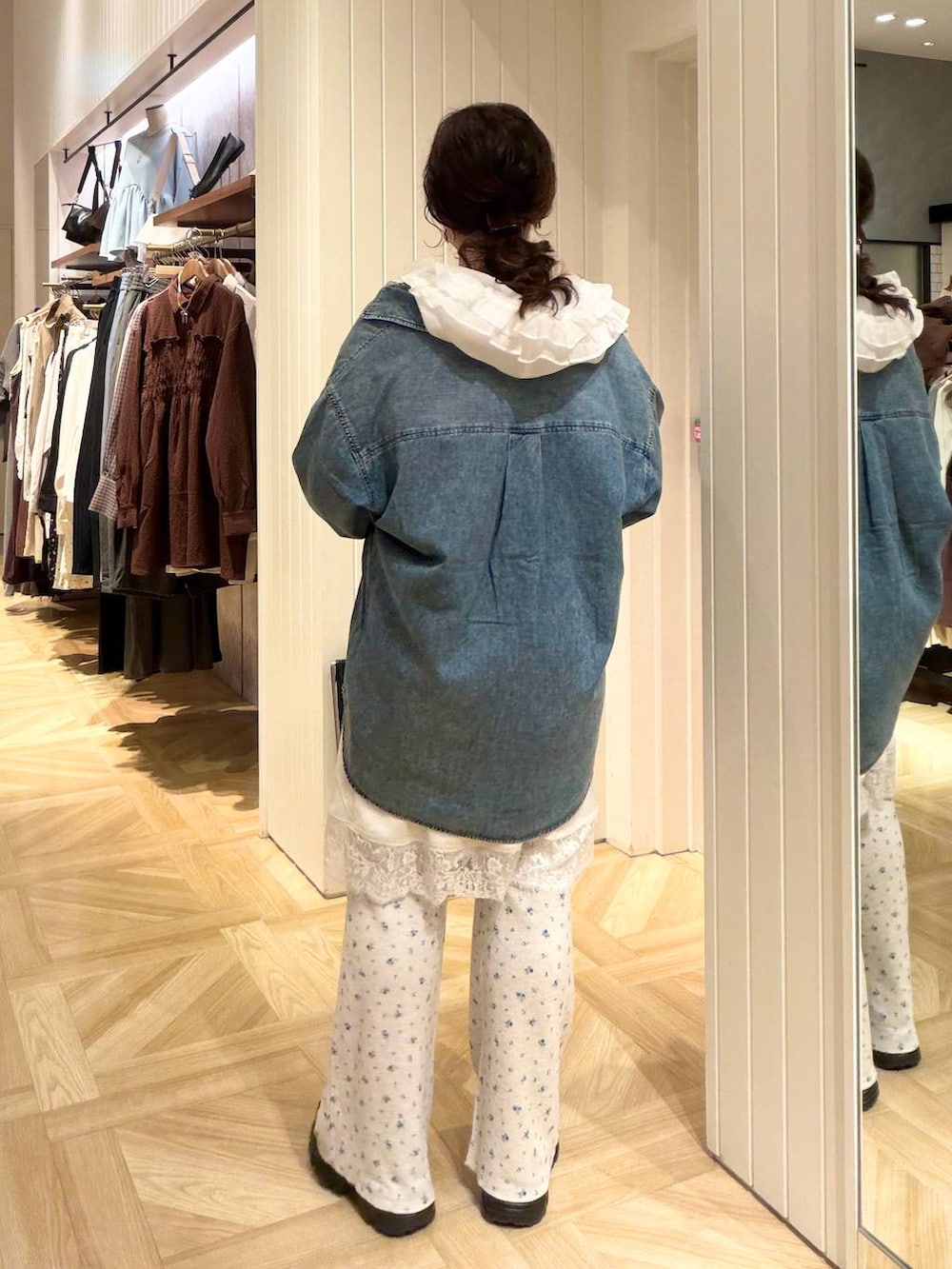 ホワイト系のシャツ/ブラウス、ブルー系のシャツ/ブラウス、ブラック系のローファーを着用したレディースの秋コーディネートの3枚目の写真