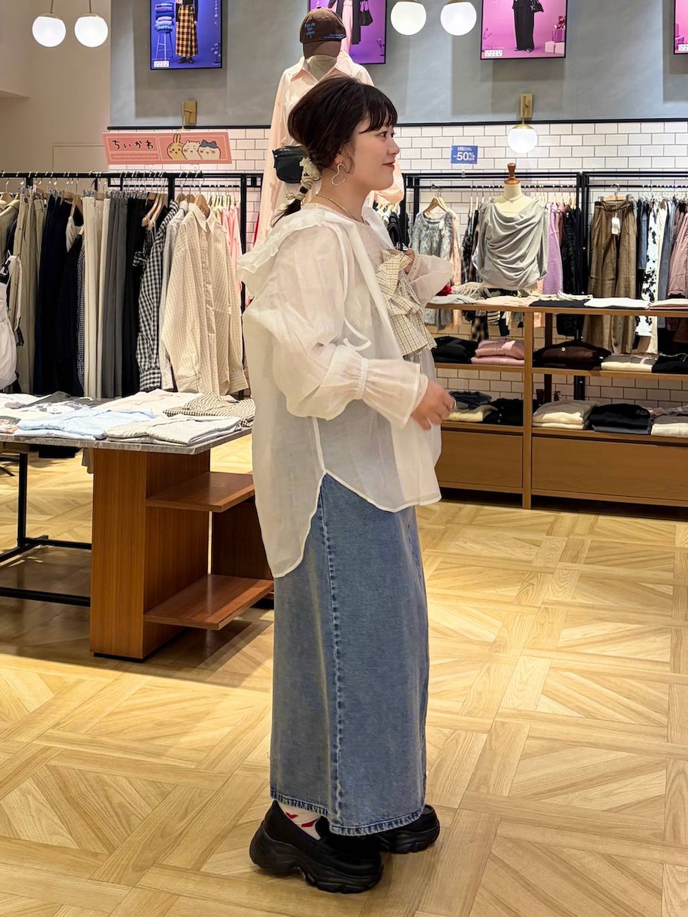 ホワイト系のシャツ/ブラウス、ホワイト系のTシャツ/カットソー、ブラック系のローファーを着用したレディースの冬コーディネートの5枚目の写真