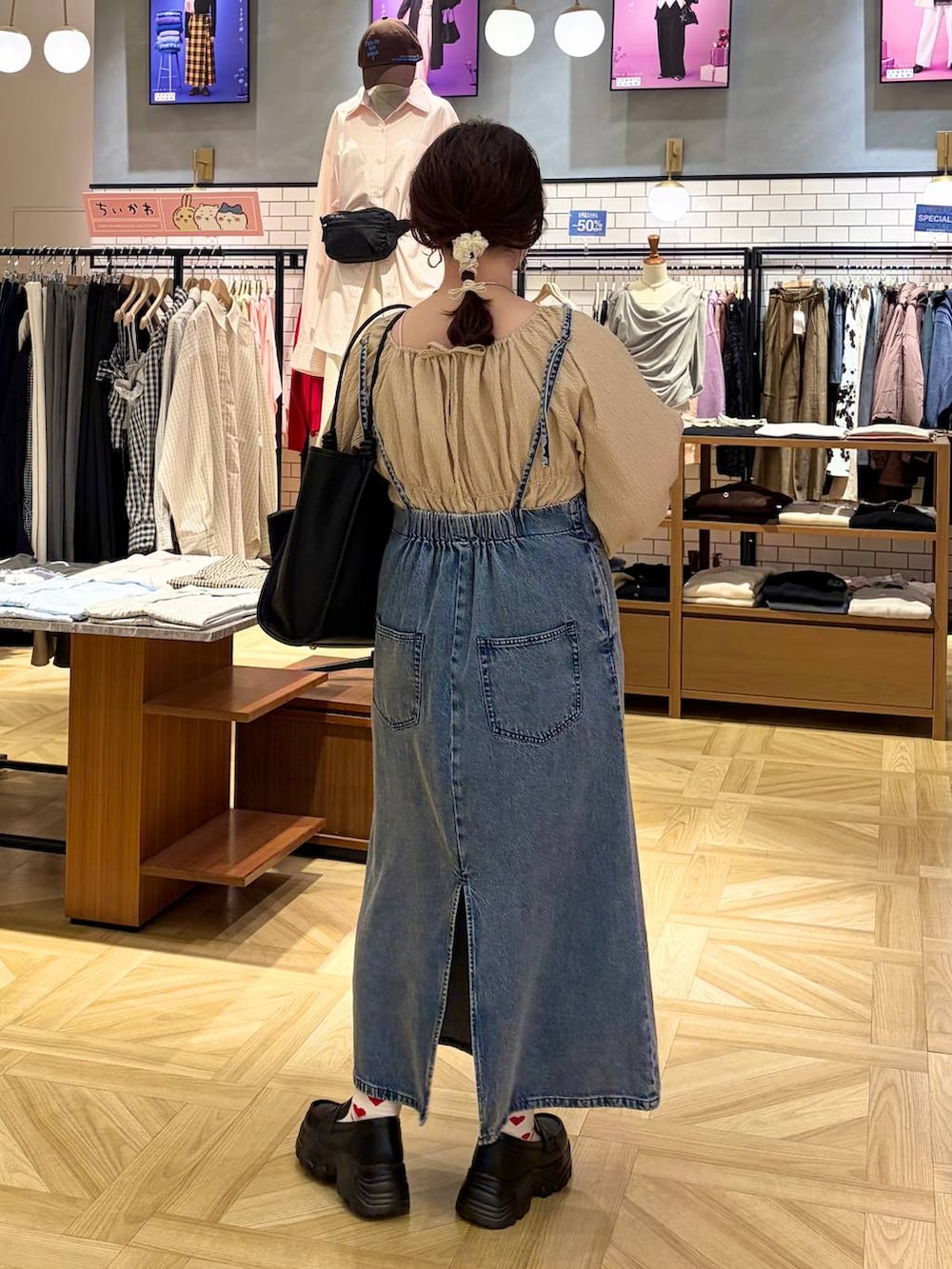 ブラック系のローファー、ブルー系のワンピース、ブラック系のトートバッグを着用したレディースの冬コーディネートの4枚目の写真