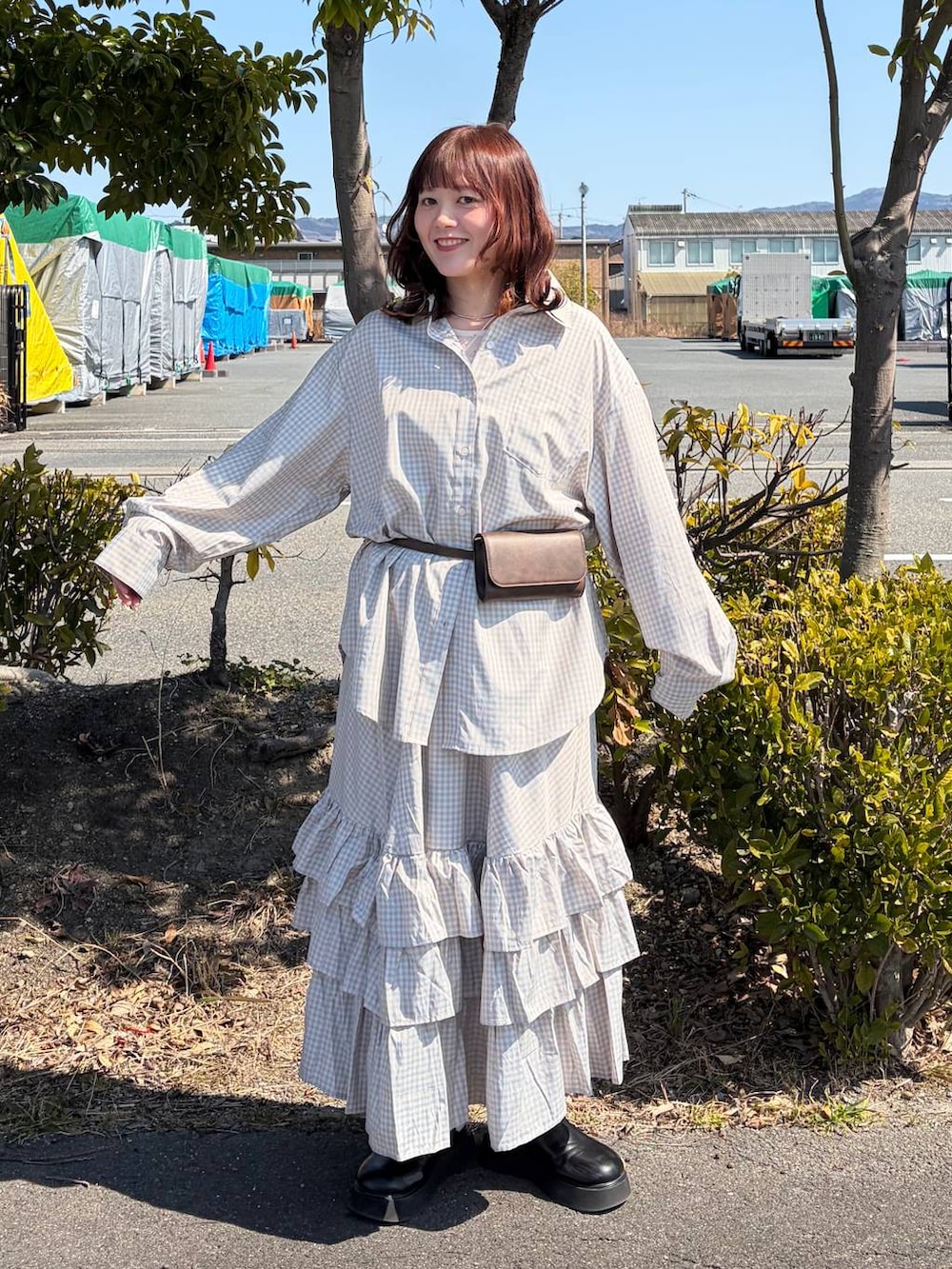 ブラック系のサンダル、ホワイト系のキャミソール、ホワイト系のTシャツ/カットソーを着用したレディースの春コーディネートの2枚目の写真