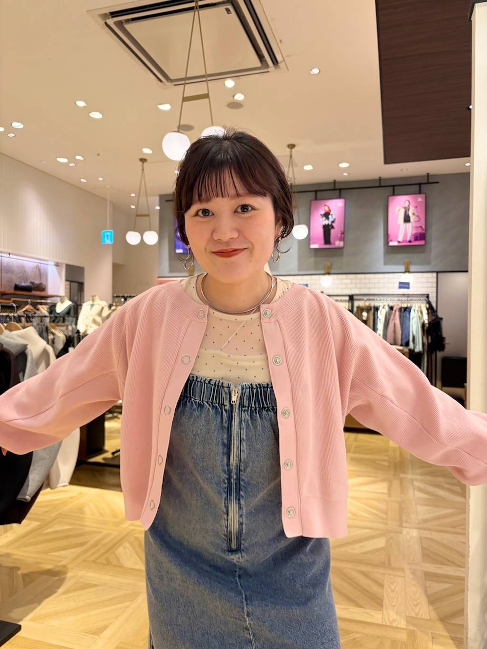 ホワイト系のTシャツ/カットソー、ブラック系のローファー、ブルー系のワンピースを着用したレディースの冬コーディネートの7枚目の写真