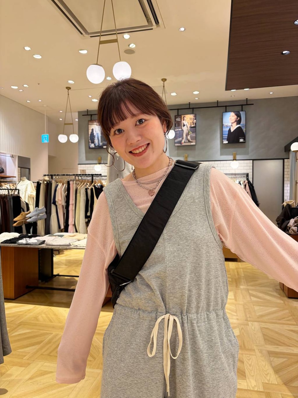 ピンク系のTシャツ/カットソー、ブラック系のサンダル、ブラック系のショルダーバッグを着用したレディースの春コーディネートの7枚目の写真