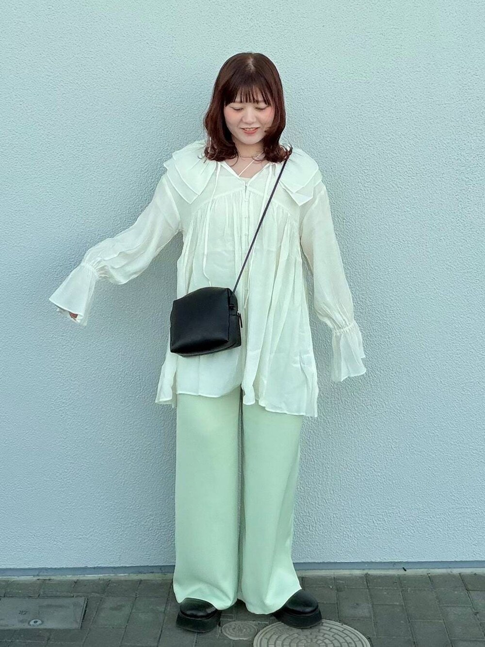 ブラック系のサンダル、ホワイト系のキャミソール、ホワイト系のシャツ/ブラウスを着用したレディースの春コーディネートの2枚目の写真