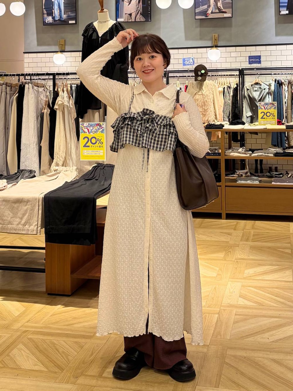 ブラック系のサンダル、ブラック系のキャミソール、ブラウン系のその他パンツを着用したレディースの春コーディネートの2枚目の写真