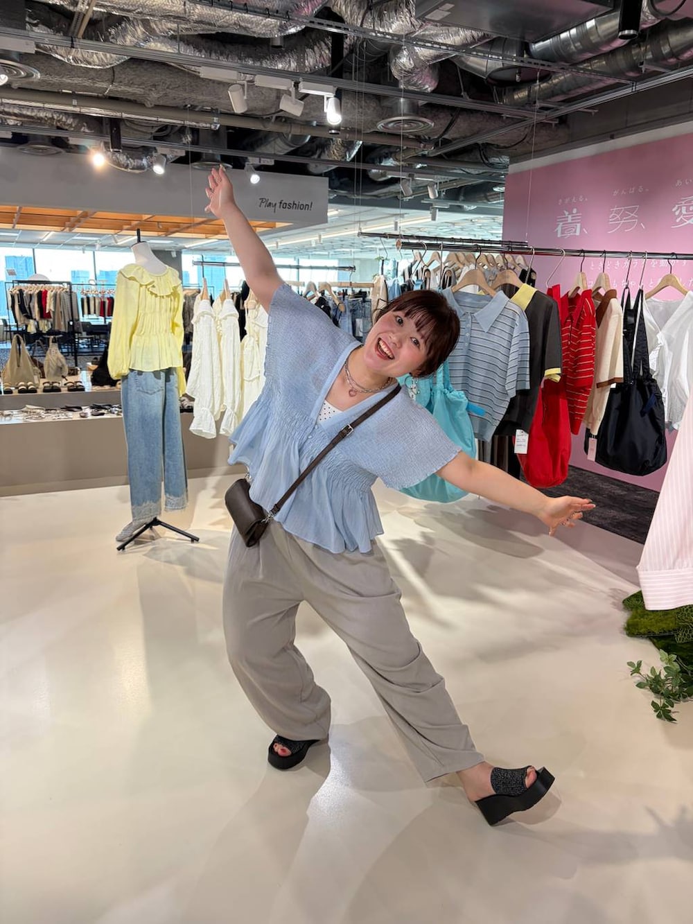 ブラック系のサンダル、ブラウン系のボディバッグ/ウエストポーチ、ホワイト系のその他パンツを着用したレディースの春コーディネートの8枚目の写真