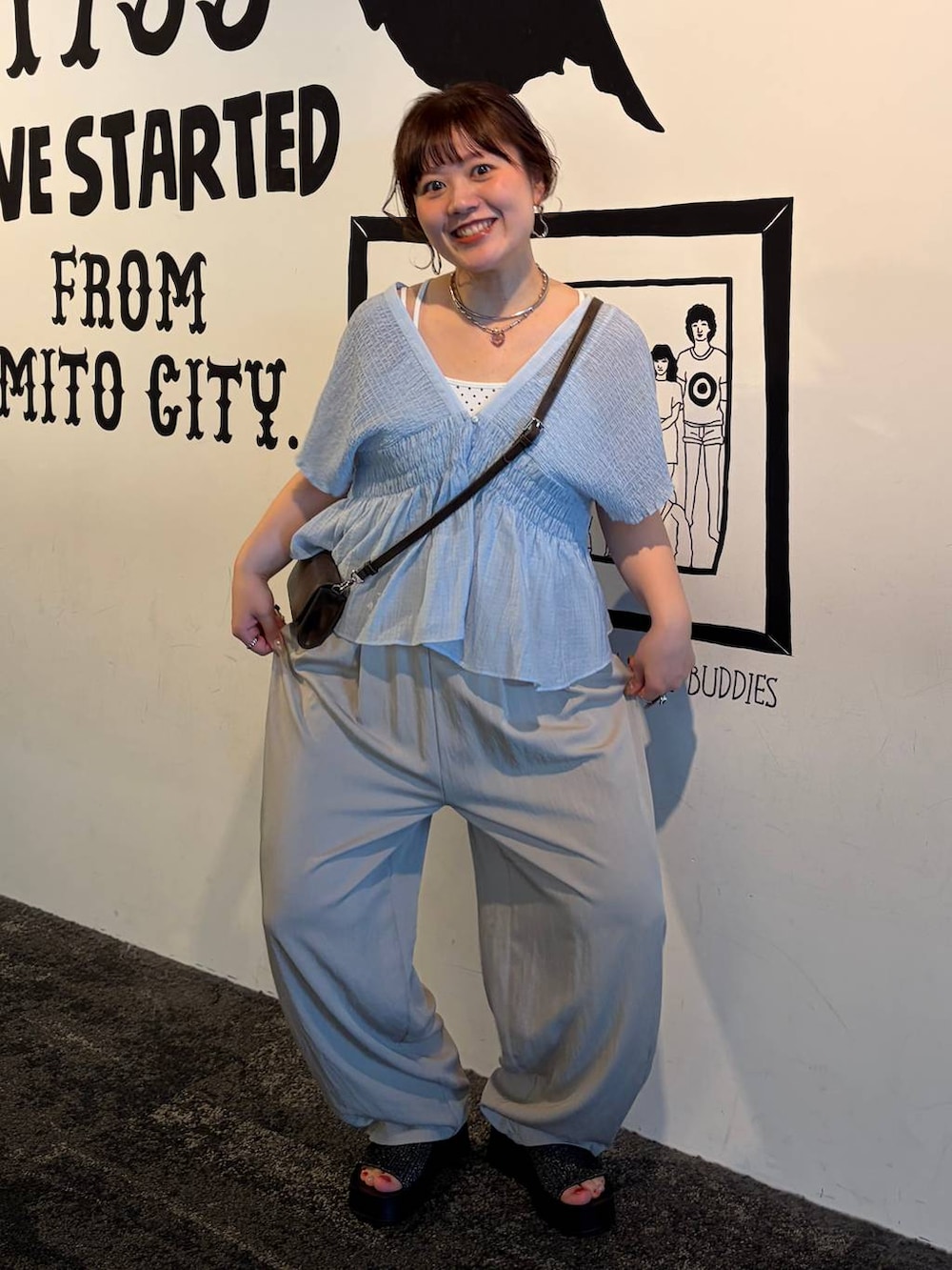 ブラック系のサンダル、ブラウン系のボディバッグ/ウエストポーチ、ホワイト系のその他パンツを着用したレディースの春コーディネートの2枚目の写真