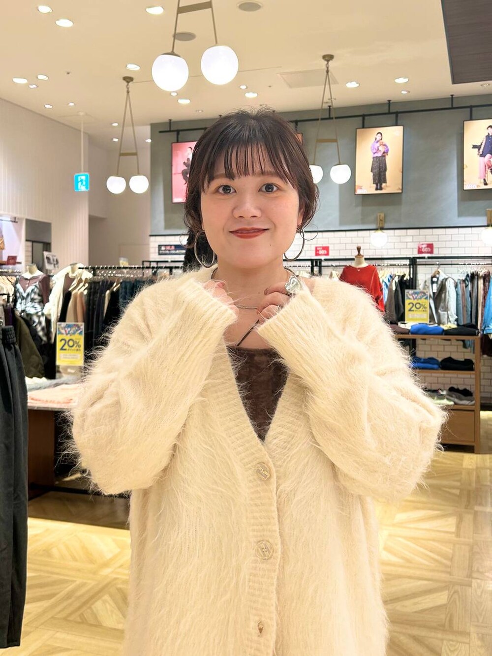 ホワイト系のスカート、ホワイト系のカーディガン/ボレロ、ブラウン系のショルダーバッグを着用したレディースの秋コーディネートの7枚目の写真