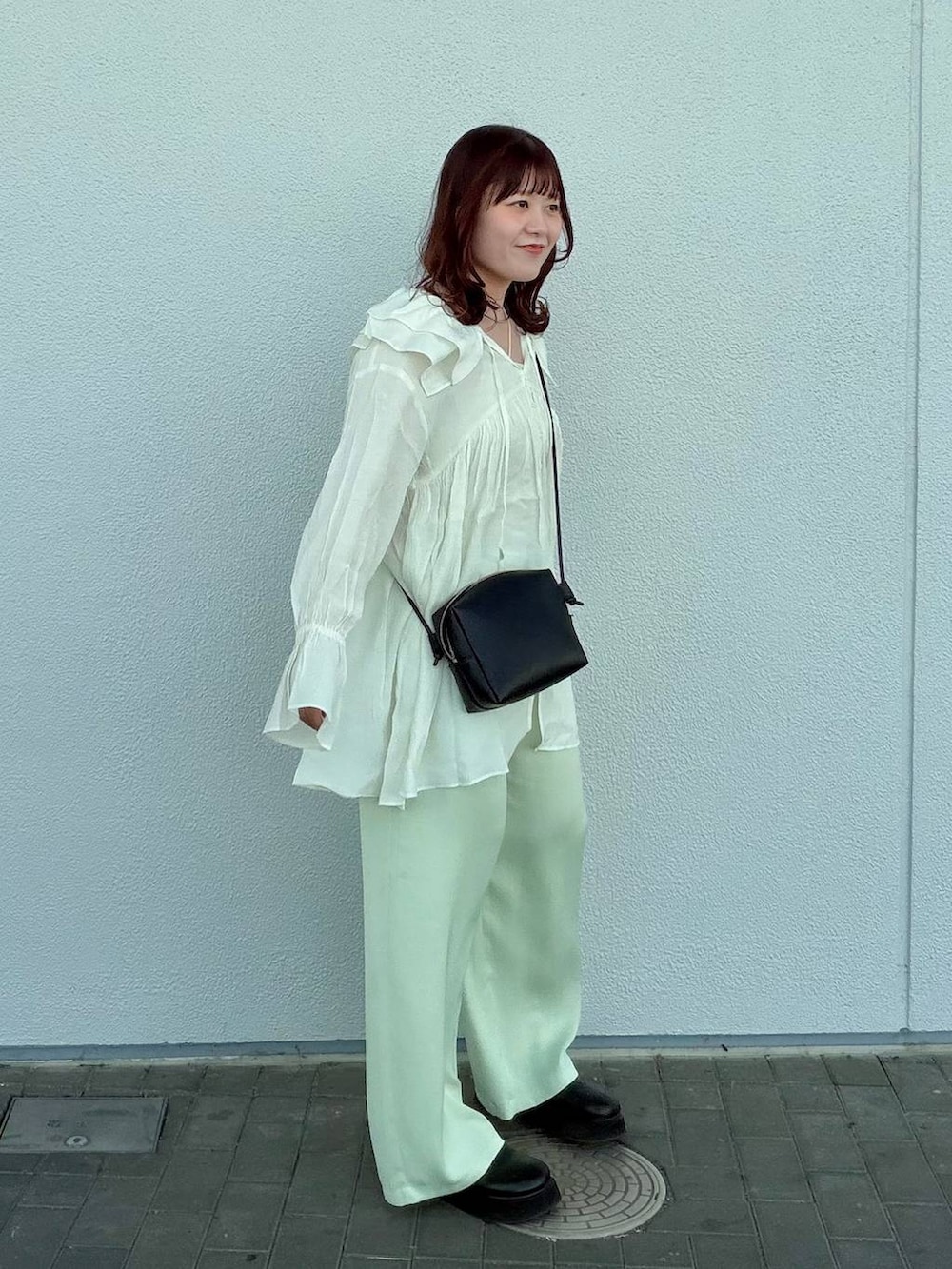 ブラック系のサンダル、ホワイト系のキャミソール、ホワイト系のシャツ/ブラウスを着用したレディースの春コーディネートの3枚目の写真