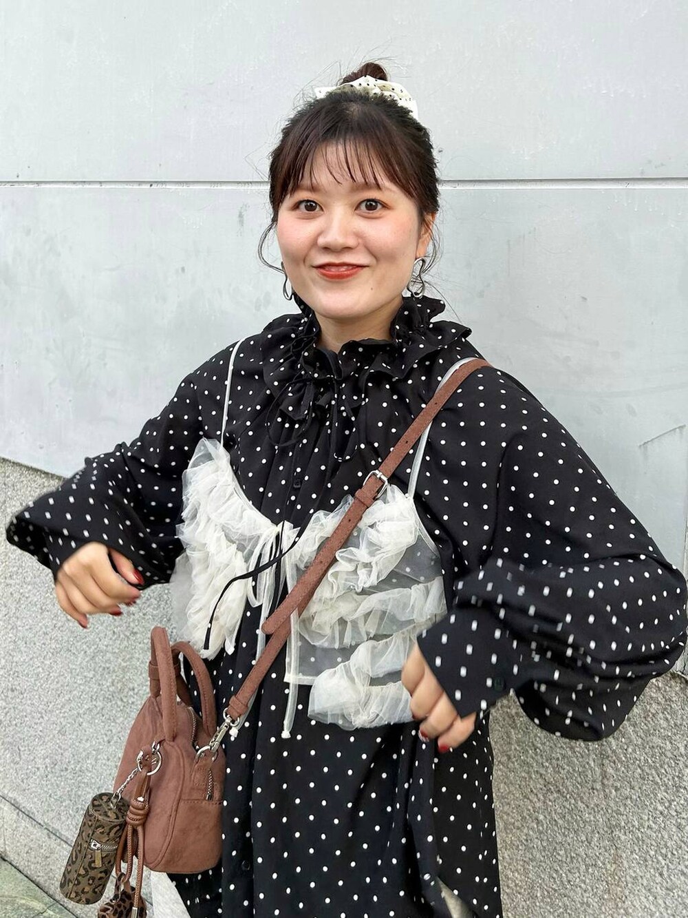 グレー系のスウェットパンツ、ブラック系のサンダル、ブラウン系のボストンバッグを着用したレディースの秋コーディネートの4枚目の写真