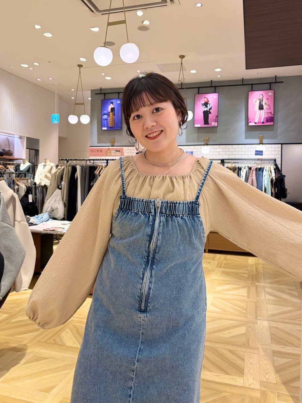 ブラック系のローファー、ブルー系のワンピース、ブラック系のトートバッグを着用したレディースの冬コーディネートの8枚目の写真