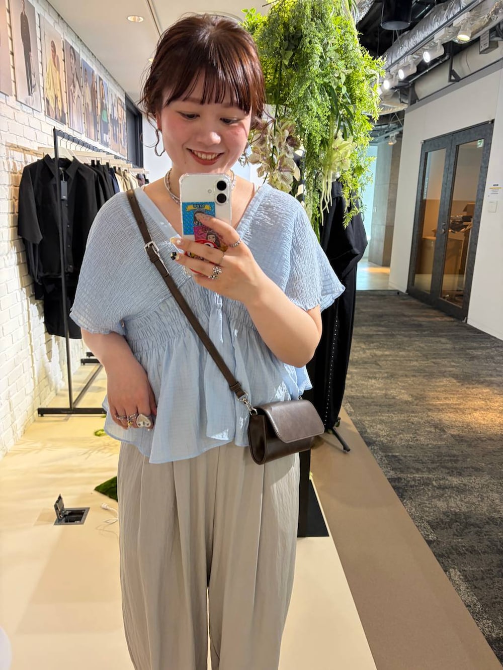 ブラック系のサンダル、ブラウン系のボディバッグ/ウエストポーチ、ホワイト系のその他パンツを着用したレディースの春コーディネートの7枚目の写真