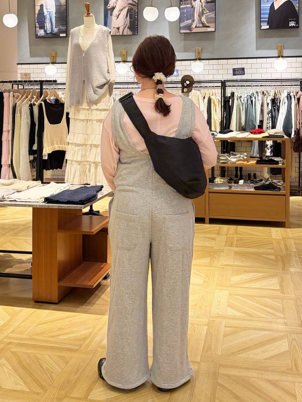 ピンク系のTシャツ/カットソー、ブラック系のサンダル、ブラック系のショルダーバッグを着用したレディースの春コーディネートの4枚目の写真