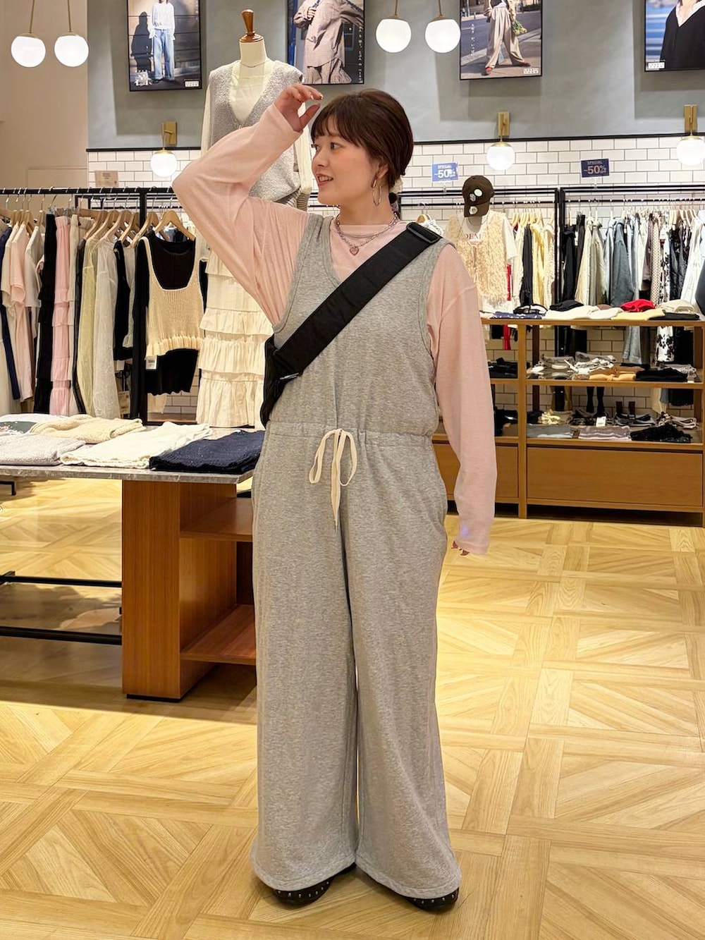 ピンク系のTシャツ/カットソー、ブラック系のサンダル、ブラック系のショルダーバッグを着用したレディースの春コーディネートの2枚目の写真