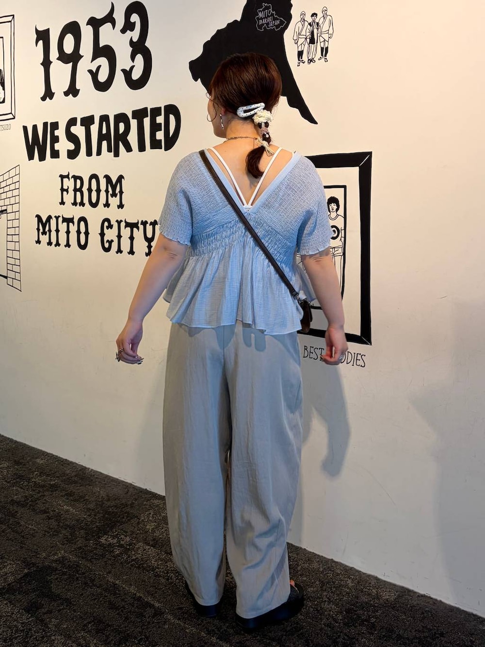 ブラック系のサンダル、ブラウン系のボディバッグ/ウエストポーチ、ホワイト系のその他パンツを着用したレディースの春コーディネートの4枚目の写真