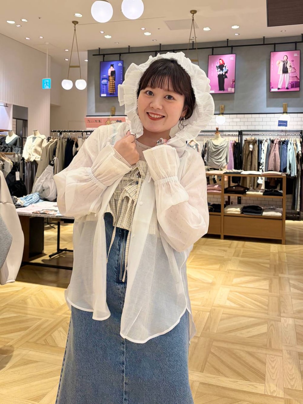 ホワイト系のシャツ/ブラウス、ホワイト系のTシャツ/カットソー、ブラック系のローファーを着用したレディースの冬コーディネートの8枚目の写真