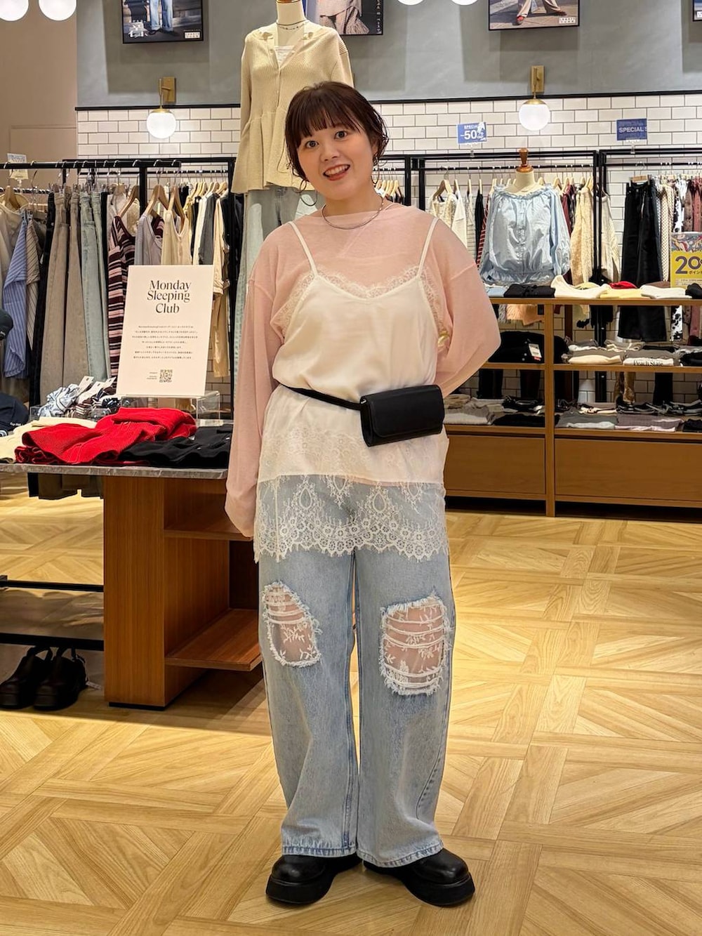 ブラック系のサンダル、ホワイト系のキャミソール、ピンク系のTシャツ/カットソーを着用したレディースの春コーディネートの5枚目の写真