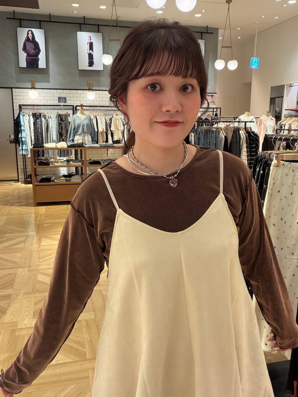ホワイト系のスカート、ブラウン系のTシャツ/カットソー、ブルー系のデニムパンツを着用したレディースの秋コーディネートの5枚目の写真