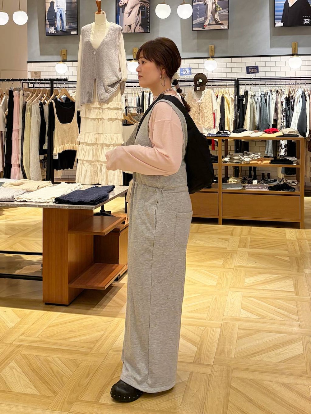 ピンク系のTシャツ/カットソー、ブラック系のサンダル、ブラック系のショルダーバッグを着用したレディースの春コーディネートの3枚目の写真