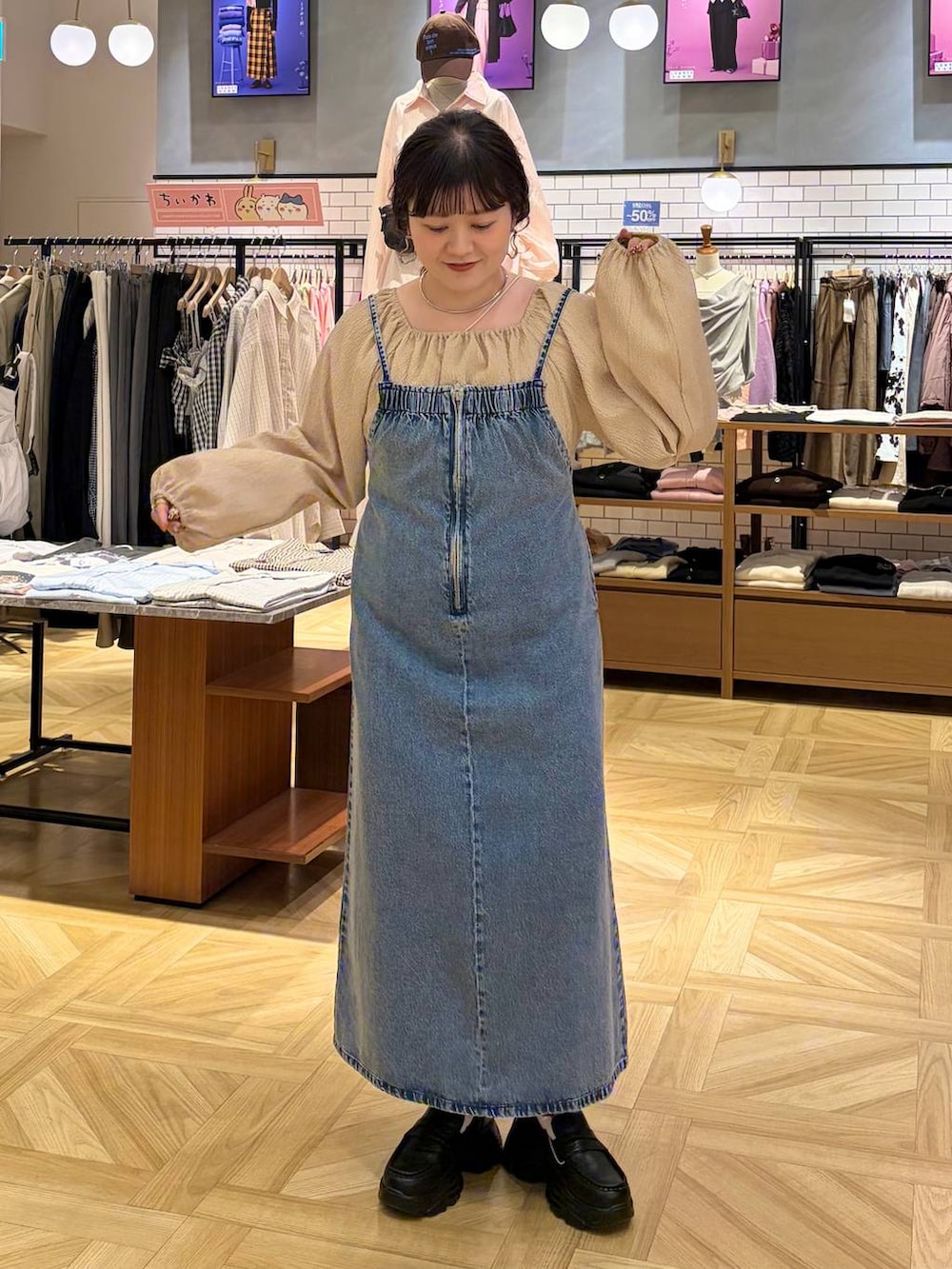 ブラック系のローファー、ブルー系のワンピース、ブラック系のトートバッグを着用したレディースの冬コーディネートの7枚目の写真