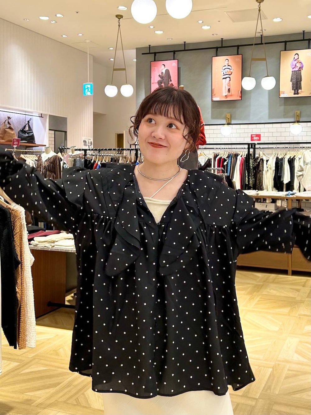 ホワイト系のスカート、ブラウン系のショルダーバッグ、ブラック系のサンダルを着用したレディースの秋コーディネートの3枚目の写真