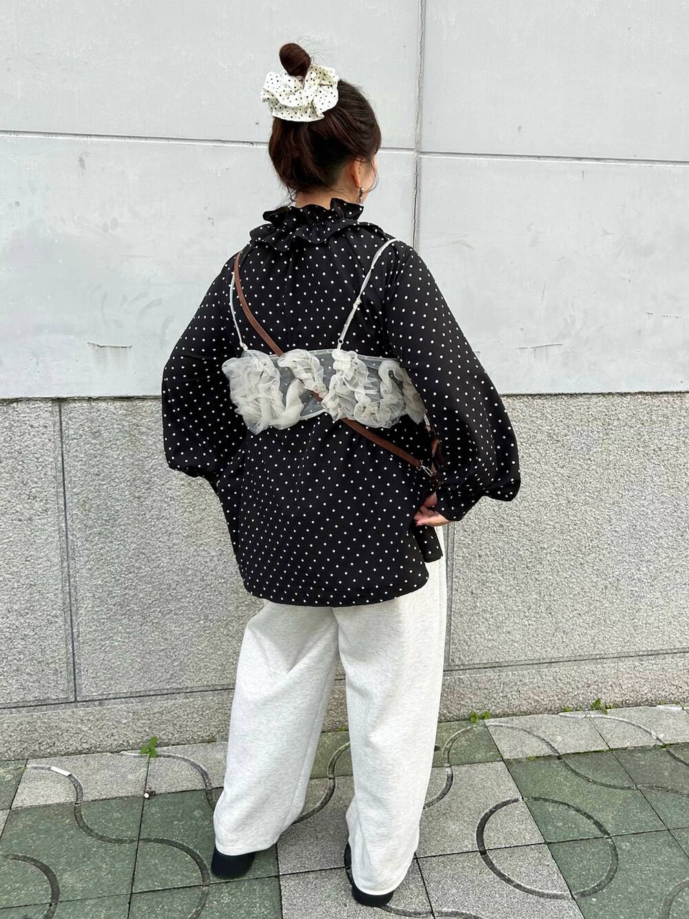 グレー系のスウェットパンツ、ブラック系のサンダル、ブラウン系のボストンバッグを着用したレディースの秋コーディネートの5枚目の写真