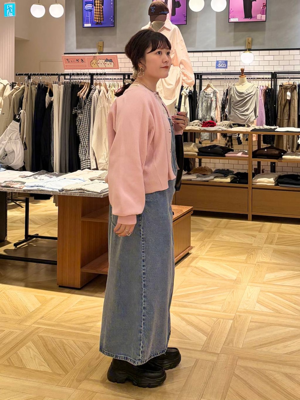 ホワイト系のTシャツ/カットソー、ブラック系のローファー、ブルー系のワンピースを着用したレディースの冬コーディネートの5枚目の写真