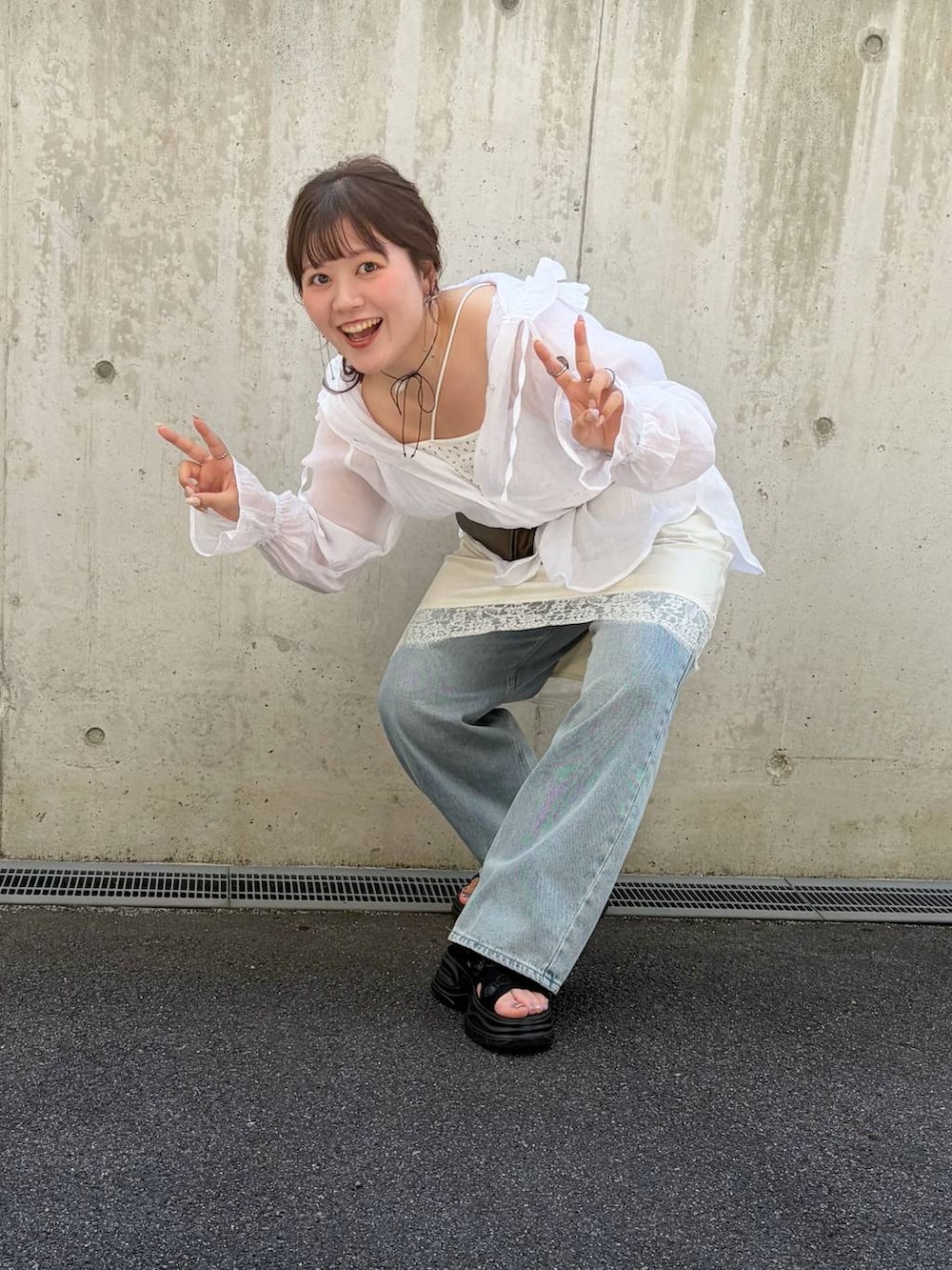 ホワイト系のシャツ/ブラウス、ブルー系のデニムパンツ、ブラウン系のボディバッグ/ウエストポーチを着用したレディースの夏コーディネートの3枚目の写真